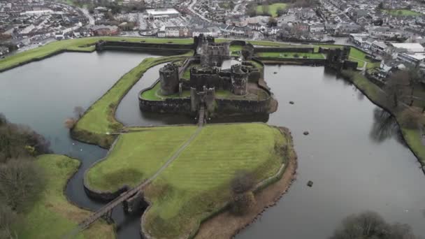Aerial Panela Lateral Castelo Caerphilly Drone — Vídeo de Stock