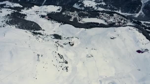 瑞士Arosa Lenzerheide滑雪场空旷的滑雪场的空中拍摄完全是空的 原因是在乌克兰入侵后对俄罗斯游客实施了制裁 — 图库视频影像