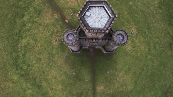 Κορυφή Προς Κάτω Αποκαλύπτουν Του Πύργου Του Πάξτον Carmarthen Drone — Αρχείο Βίντεο