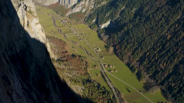 Lauterbrunnental Bern Zwitserland Sneeuw Bedekt Eiger Berg Drone Schot Kantelt — Stockvideo