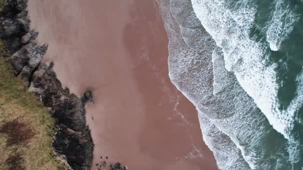 Aerial Top Dolly Orange Sand Beach Blue Pool Bay Drone — Vídeo de Stock