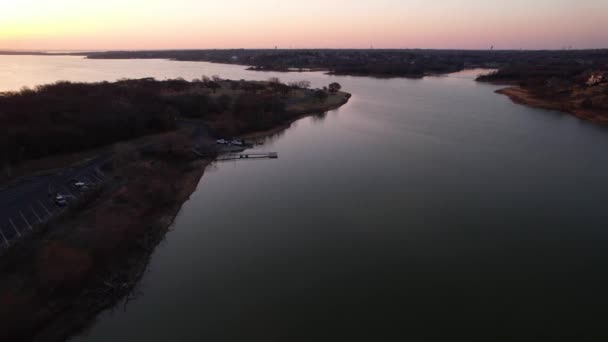 飞行员Knoll在得克萨斯州利维维尔湖上的空中录像 照相机在船舷上空飞舞 — 图库视频影像