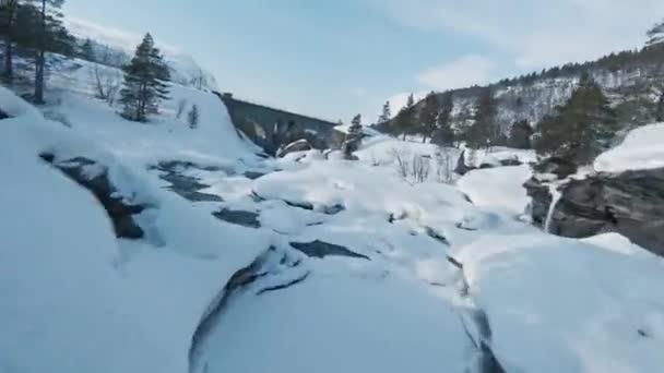 Norveç Dağlık Bölgesinde Köprülerin Altında Uçan Fpv Dronu Kış Manzarası — Stok video