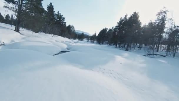 Norveç Dağ Nehri Manzara Devasa Kar Tabakalarıyla Kaplıydı Havadan Fpv — Stok video