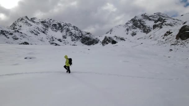 Vista Aérea Alpinista Avançando Montanhas Nevadas Dia Palhaço Nos Alpes — Vídeo de Stock