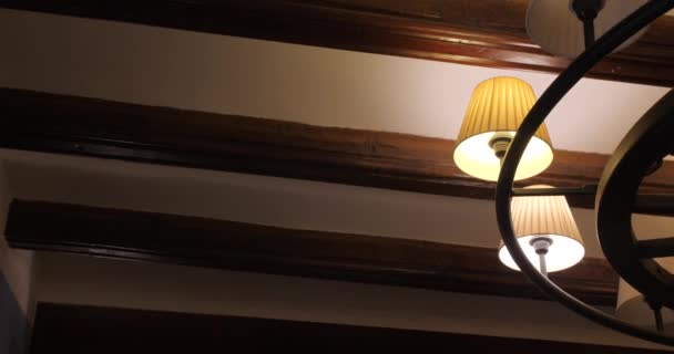 Lampadario Vintage Appeso Soffitto Legno Close Slide Shot — Video Stock