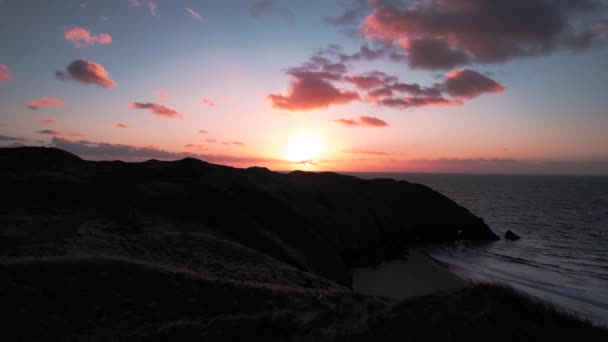 Aerial Slow Pan Coastal Cliffs Sunset Blue Pool Bay Drone — Vídeo de stock