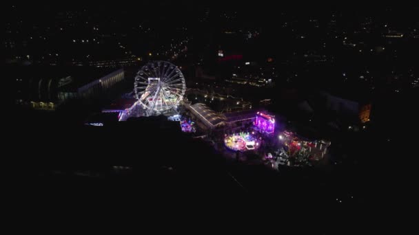 Aerial Brede Cirkel Van Kleurrijke Winter Wonderland Kermis Reuzenrad Nachts — Stockvideo