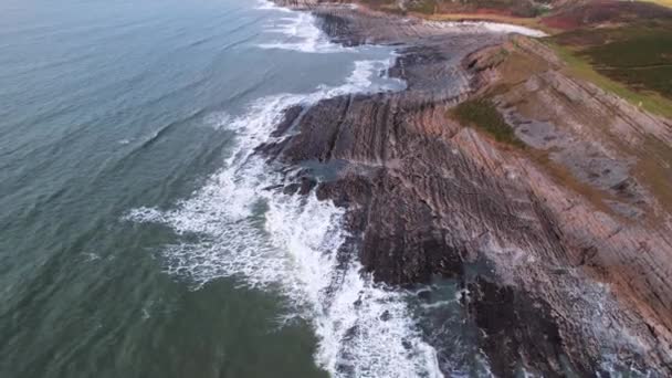 Aerial Volar Hacia Largo Costa Rocosa Texturizada Con Olas Que — Vídeo de stock