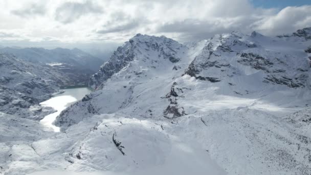 晴れた日に冬のドローンからアルプスの雄大な山の峰のドローンで飛ぶ — ストック動画