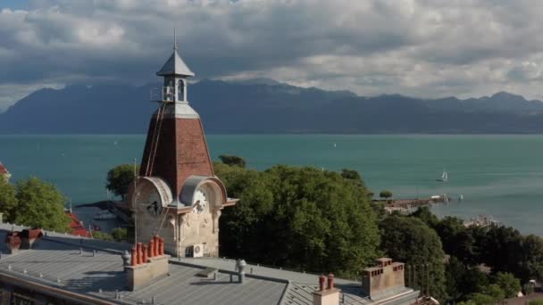 Aerial Old Clock Tower Overlooking Beautiful Lake Geneva — Vídeos de Stock
