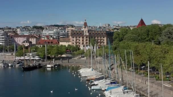 Drone Flyger Över Yacht Hamn Mot Klocktornet Centrala Lausanna Schweiz — Stockvideo