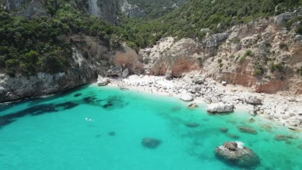 Vídeo Aéreo Drones Playa Tropical Paradisíaca Verano Mediterráneo Cala Goloritz — Vídeo de stock