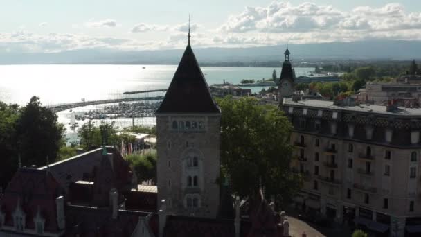 Drone Vliegt Tussen Historische Gebouwen Het Centrum Van Lausanne Zwitserland — Stockvideo