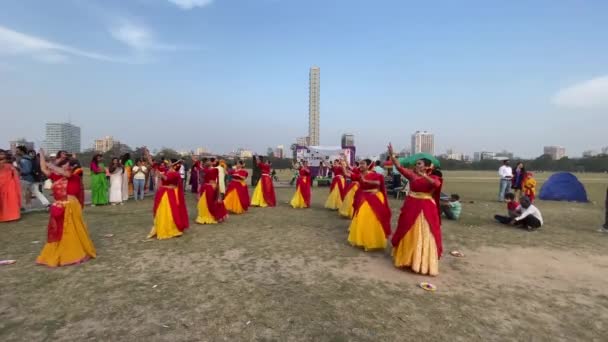 在加尔各答的迈丹举行的名为 Holi Basanta Utsav 的彩色节上 人们用舞蹈和五彩缤纷的音乐庆祝 — 图库视频影像