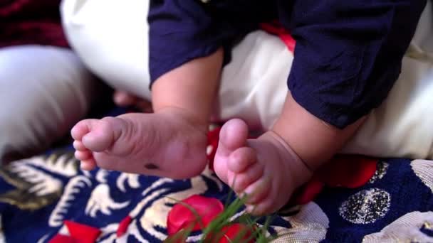 Koncepcja Wygodnych Stóp Indiański Chłopczyk Śpiący Łóżku Dziecięce Nóżki Łóżku — Wideo stockowe