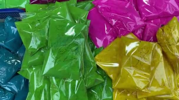 インドのローカル市場で販売されているカラフルなカモメのプラスチックパケット — ストック動画