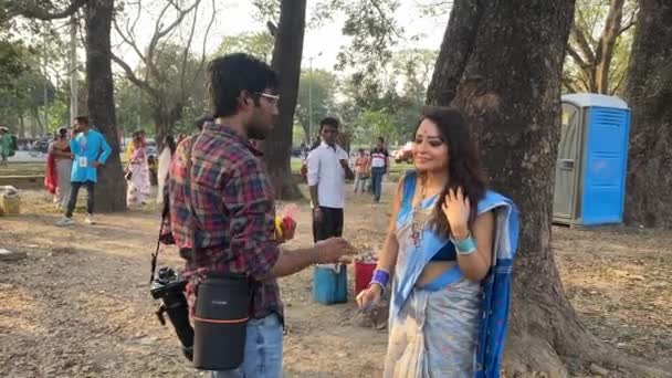 Indian Couple Playing Colors People Celebrating Holi Shot — стокове відео