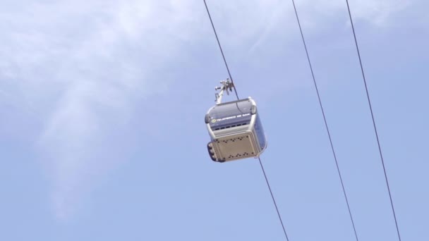 Chairlift Linbana Mot Blå Himmel Modern Transport För Naturskön Utsikt — Stockvideo