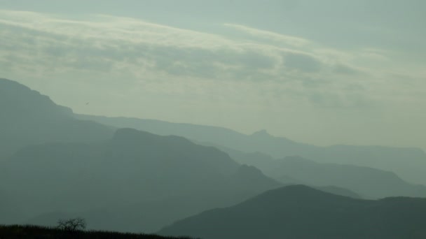 Elang Terbang Dekat Awan Lembah Yang Indah Dengan Gunung Yang — Stok Video