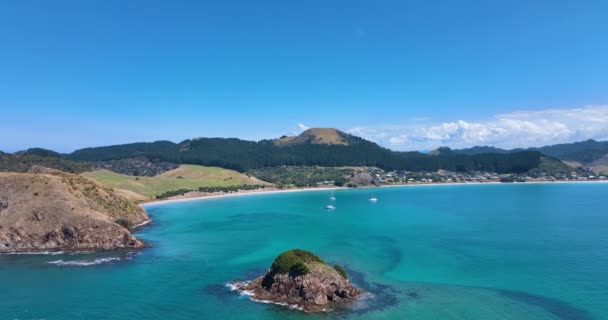 Opito Körfezi Nin Turkuaz Suları Kıyı Adaları Üzerinde Uçuş Aotearoa — Stok video