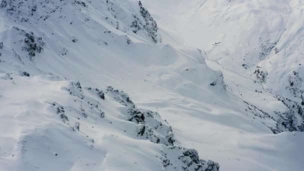 瑞士Arosa Lenzerheide滑雪场空旷的滑雪场的空中景观 由于在入侵乌克兰后对俄罗斯游客的制裁而完全空无一人 — 图库视频影像