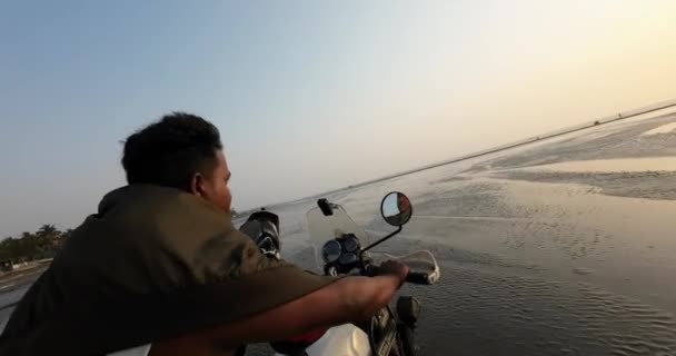 Rajoudi Beach Bike Ride Sand Sea Whit Sand Sunset Pot — Vídeo de Stock