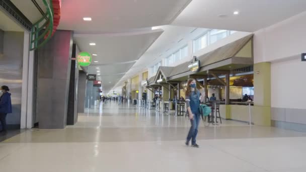 Baixo Tráfego Seattle Tacoma Internetional Airport Hall Durante Surto Covid — Vídeo de Stock