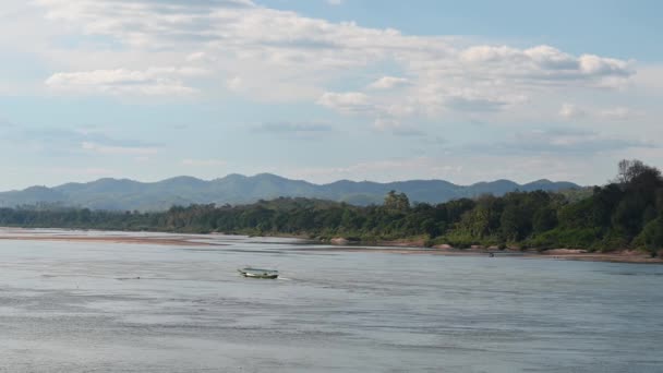 Touring Boat Fighting Current Get Destination Navigating Mekong River Thailand — Stockvideo