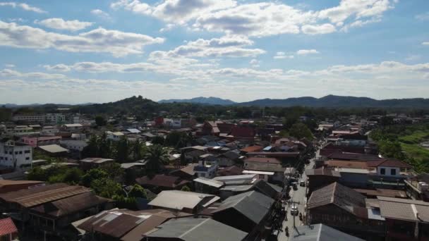 Imágenes Aéreas Inversas Ciudad Calle Walking Street Chiang Khan Loei — Vídeo de stock