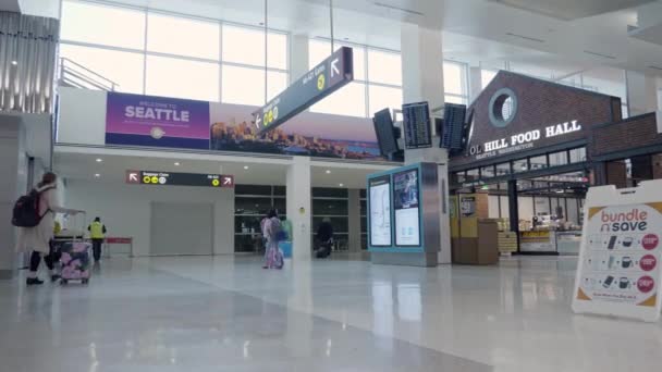 Covid発生中のシアトルタコマ国際空港の空のホールとレストラン — ストック動画