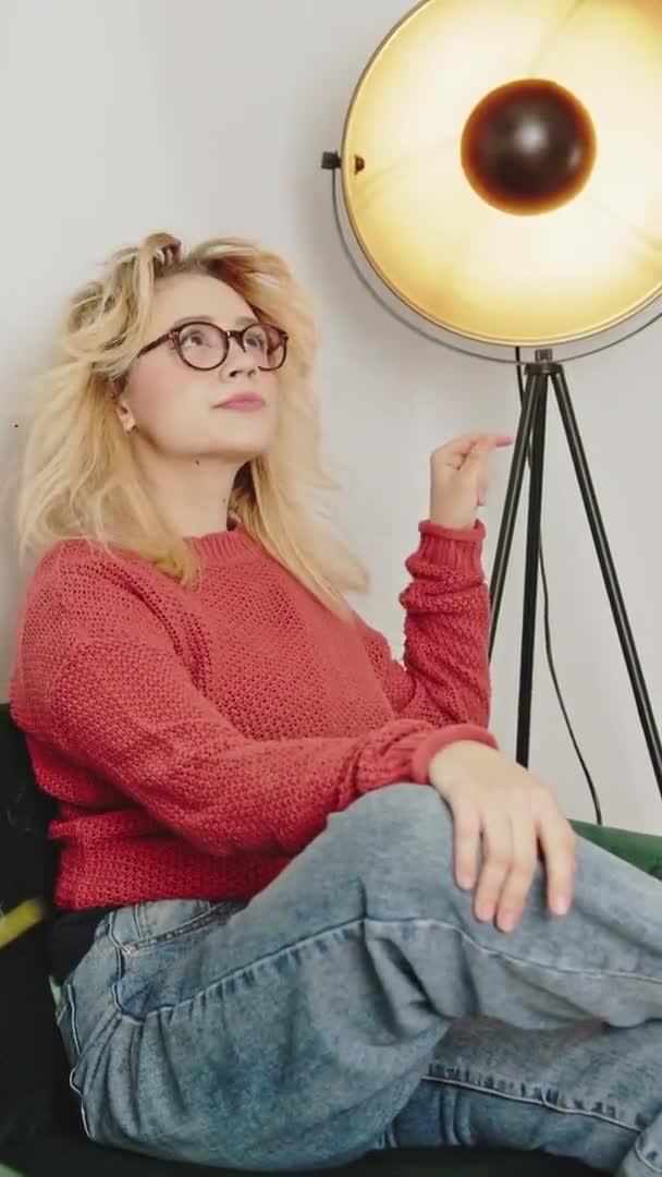 Vertical Video Woman Glasses Thinks Girl Analyzes Visualizes Lamp — Video