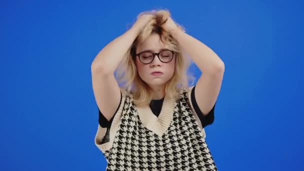 Mujer Grita Chica Estresada Gafas Agarra Cabello Grita Desesperadamente Karoshi — Vídeo de stock