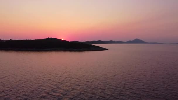 Lecące Górę Odkrywające Kolorowy Zachód Słońca Nad Wyspą Roślinnością Wzgórzami — Wideo stockowe