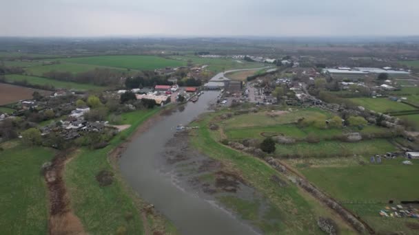 埃塞克斯的战斗桥村在河床高空无人驾驶飞机拍摄的画面上 — 图库视频影像