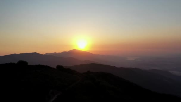 Jasně Zlatý Západ Slunce Nad Pohořím Anténa — Stock video