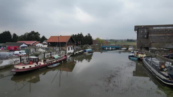 Boats Moored Battlebridge Village Essex River Crouch Drone Aerial Footage — Stock video