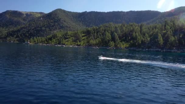 Speedboat Sailing Leaving Wake Water Lush Green Forest Mountains Aerial — Stockvideo