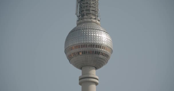 Närbild Berliner Fernsehturm Solig Dag Med Den Blå Himlen Bakgrunden — Stockvideo