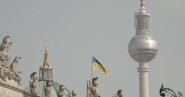 Vlag Van Oekraïne Naast Berliner Fernsehturm Top Van Berliner Dom — Stockvideo