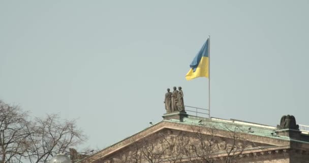 Bandiera Dell Ucraina Cima Alla Alte Nationalgalerie Sul Museumsinsel Berlino — Video Stock