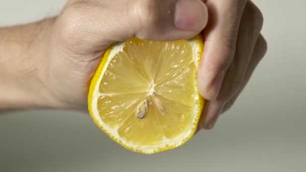 Zitronensaft Aus Saftig Frisch Geschnittener Zitrone Mit Gelber Schale Und — Stockvideo