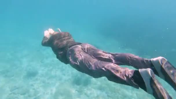 Male Freediver Brown Business Suit Swims Away Camera Blue Sea — Vídeos de Stock