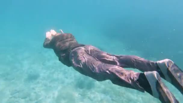 Homem Livre Terno Negócios Marrom Nada Longe Câmera Mar Azul — Vídeo de Stock