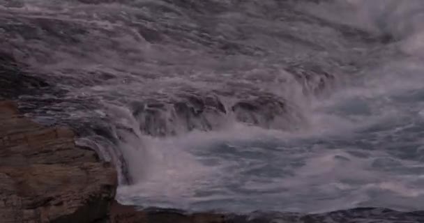 Gentle Ocean Waves Runs Coastal Rocks — ストック動画