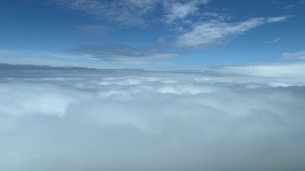 Cockpitblick Über Einem Wolkenmeer Bei Tageslicht — Stockvideo