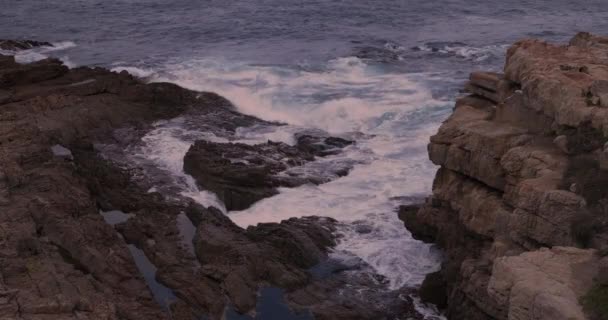 Indian Ocean Waves Crashing Coastal Rocks Retreating — стоковое видео