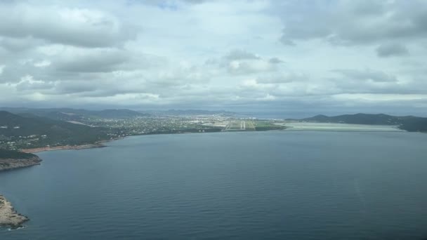 Cockpit View Cockpit Ibizas Airport Spain Scatterd Cloudy Sky Sea – stockvideo