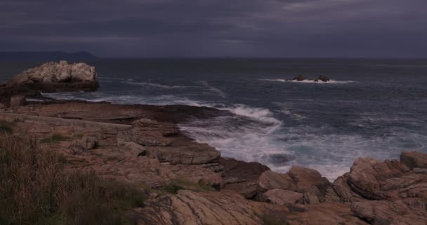 Ondas Batendo Contra Rochas Costeiras Hermanus África Sul — Vídeo de Stock