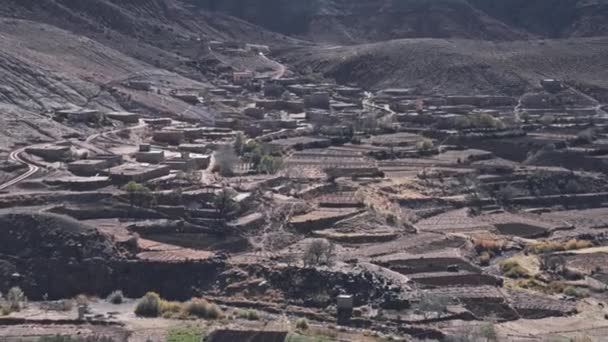 Small Sahara Desert Town Morocco Handheld Distance View — Stockvideo